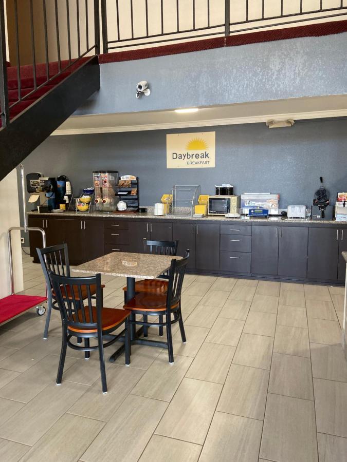 Days Inn By Wyndham Eastland Eksteriør bilde